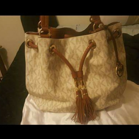 Michael Kors Jet Set Tote - Picture 3 of 8